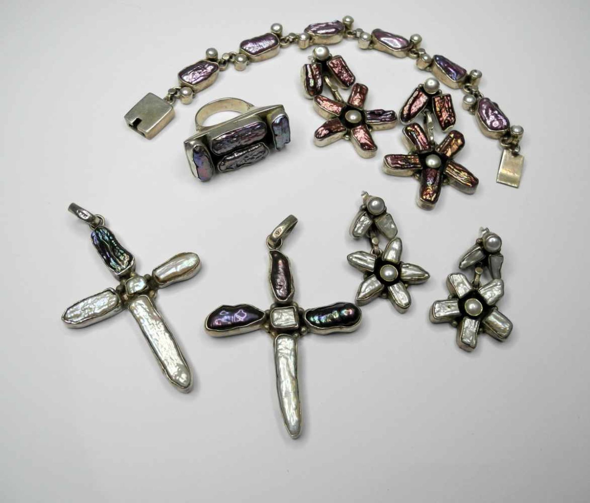 Konvolut von Designer-SchmuckSet bestehend aus 13 Teilen: 1 Armband, 2 Kreuz-Anhänger, 2 Paar