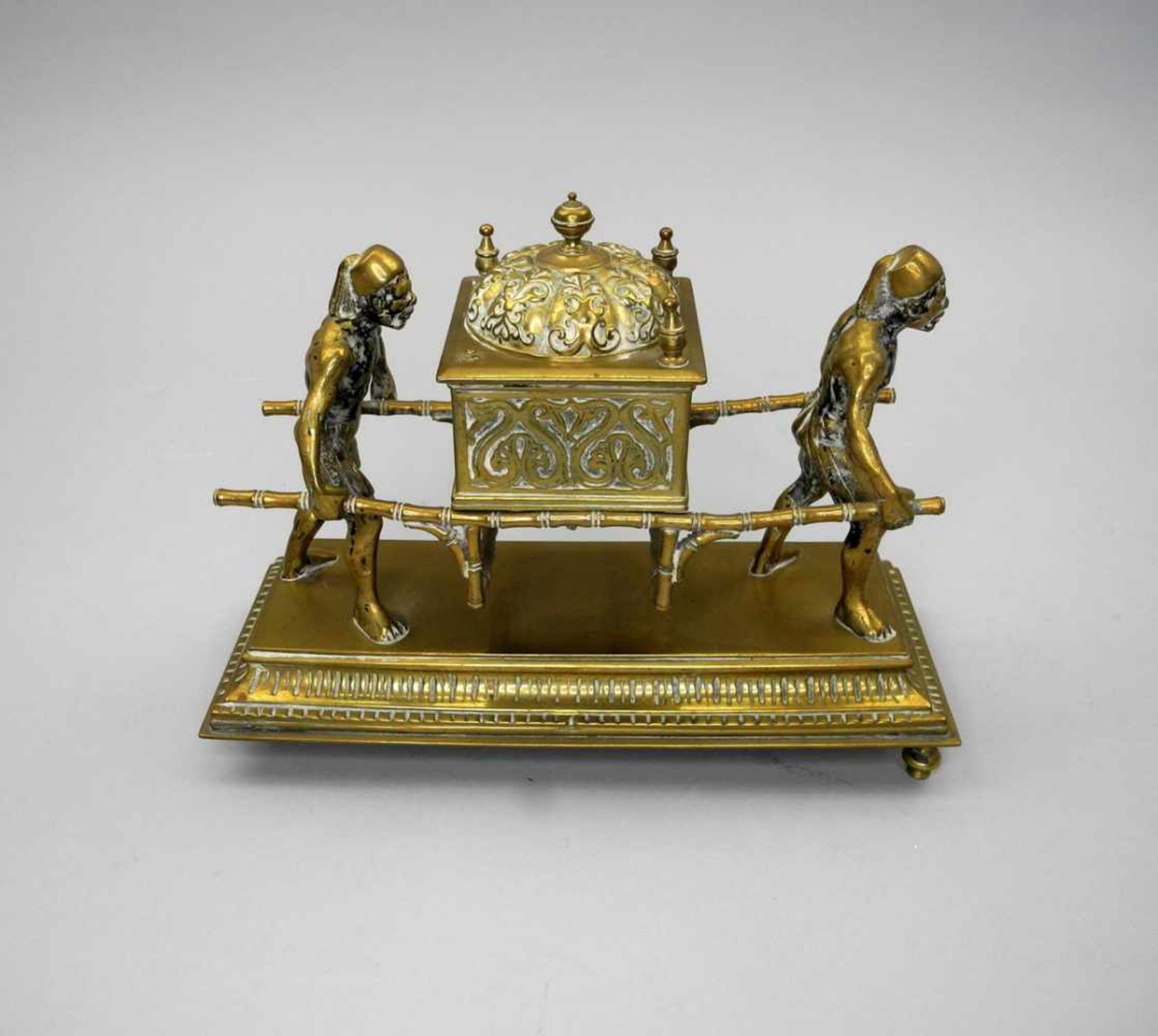Orientalische SänftenfigurBonze, golden patiniert. Orientalisische Sänfte mit Trägern auf