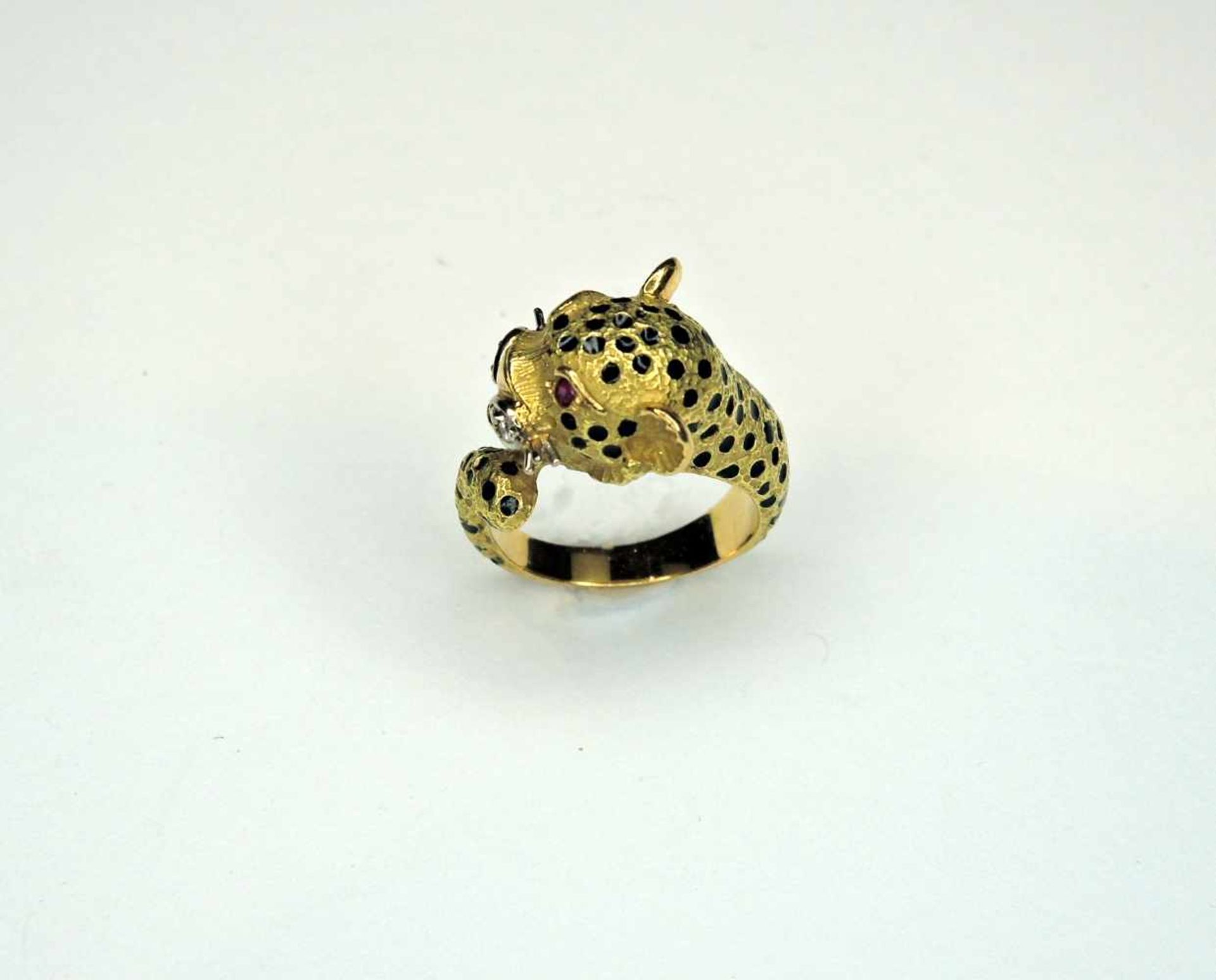 Kleiner Leoparden-Ring mit Rubinaugen18 K. Gelbgold. Mit Rubin- und Diamantbesatz. Emaillierte