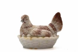 Deckeldose mit Huhn Opakweißes Glas in die Form gegeben, polychrom bemalt. H.: 12 cm, Br.: 16 cm.