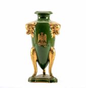 Amphorenvase, um 1900 Keramik mit grünen Fond und mit Gold bemalt. Auf dreipassiger Plinthe drei