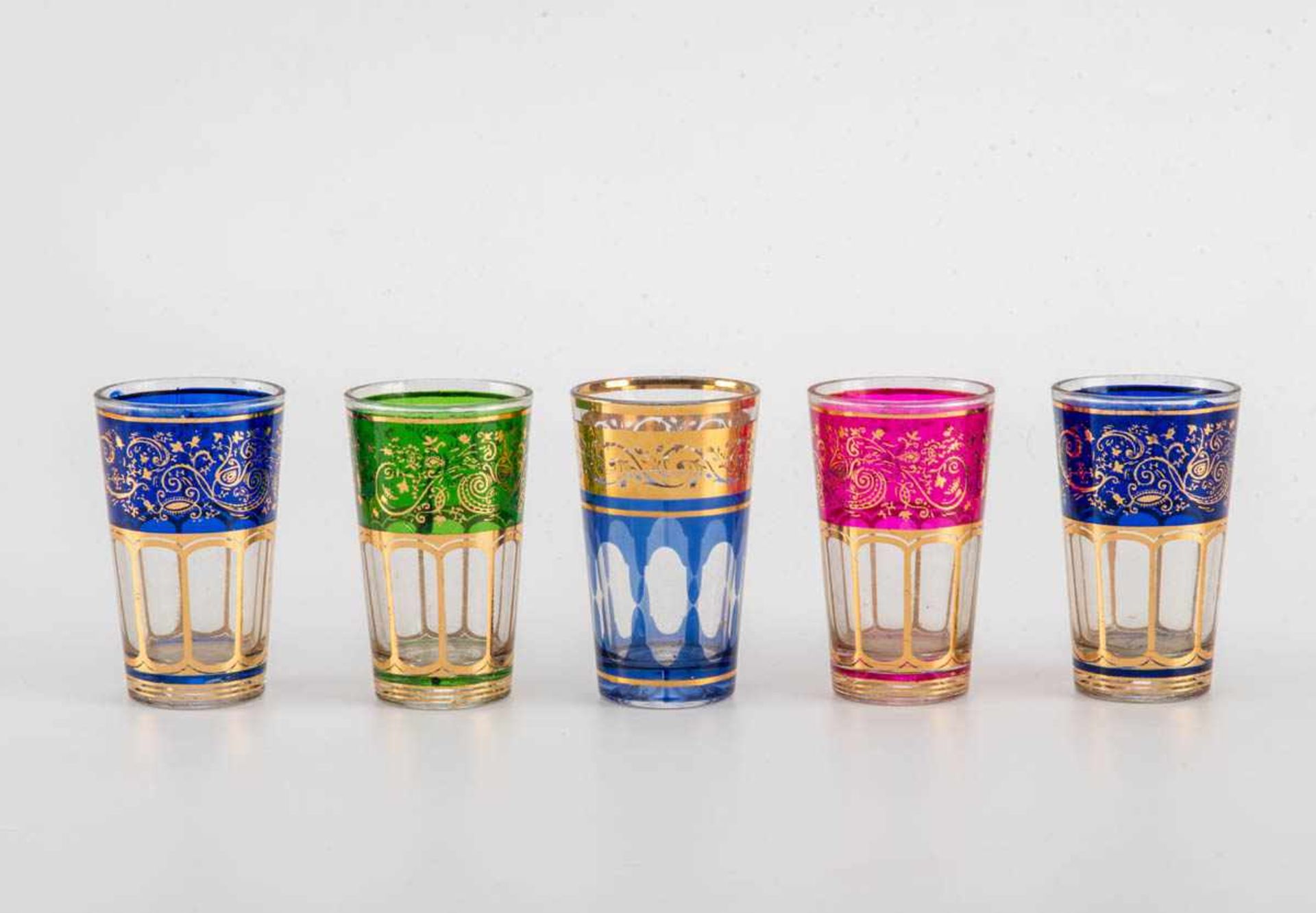 5 Bechergläser, Frankreich Farbloses Glas mit blaue, roten, grünen und hellvioletten partiellen