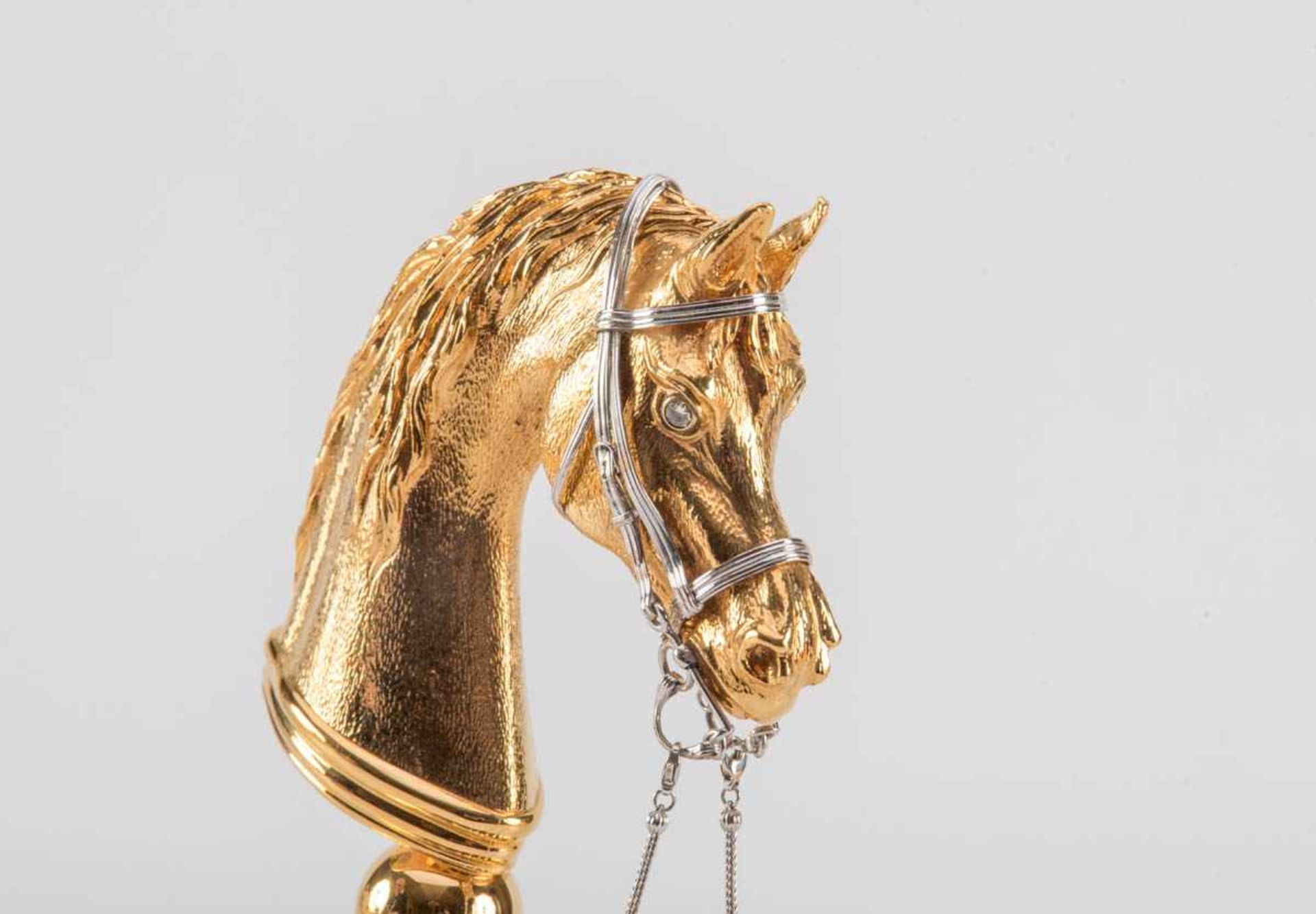 Pferdekopf 925er Silber, vergoldet. Auf einem Sockel aus Bergkristall auf runder godronierter Platte - Bild 2 aus 3