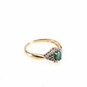 Ring mit Smaragd und Diamanten 750er Gelbgold. Schmale glatte Ringschiene, Ringkopf mit kleinen