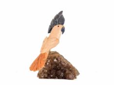 Papagei-Figur Sockel aus Quarz mit aufsitzendem Papagei u.a. aus farblosem und gefärbtem