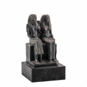 Ägyptisches Herrscherpaar Schwarzer Marmor. Auf hohem Sockel mit thronähnlicher Erhebung sitzendes