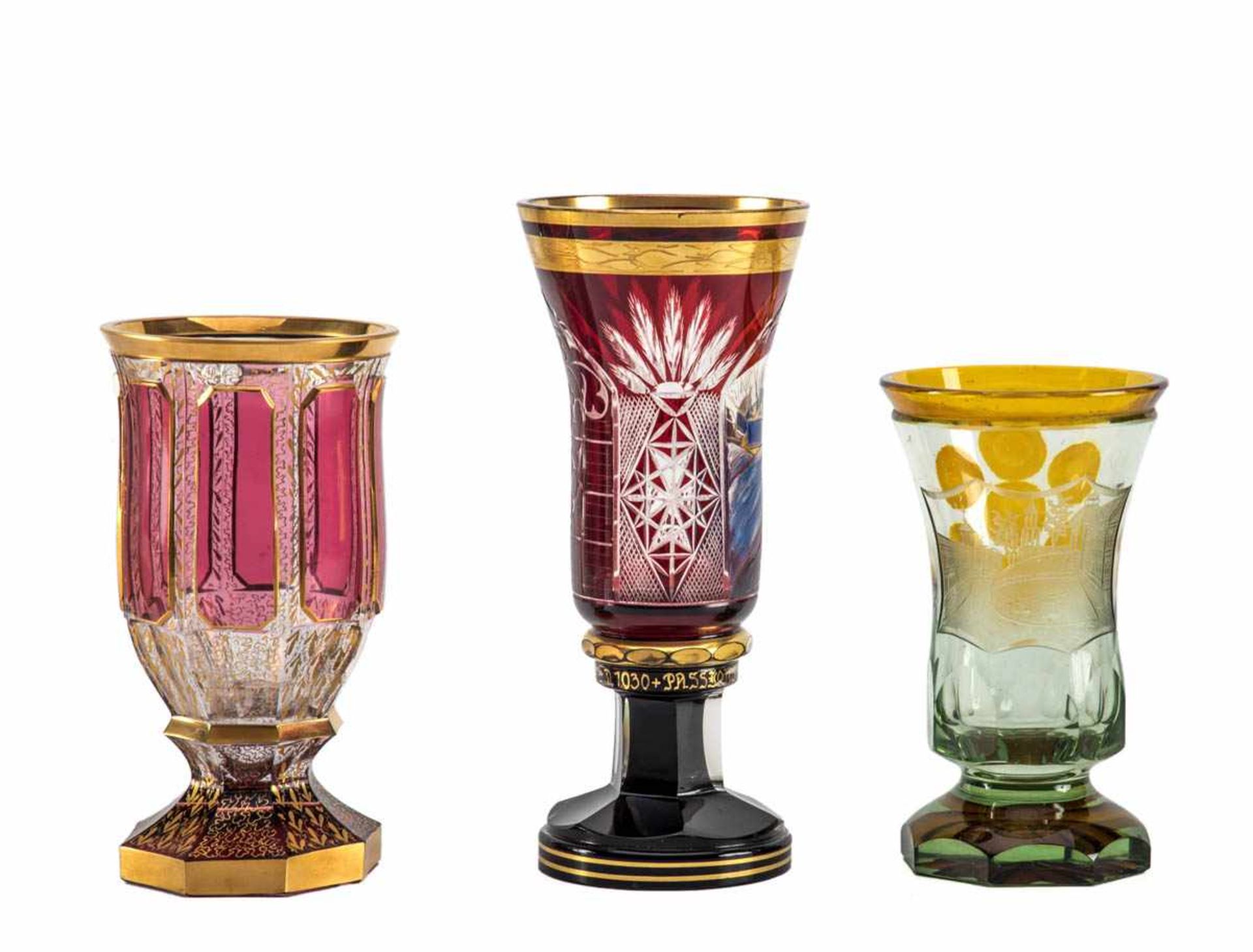 3 Vasen, Böhmen um 1930 Hellgrünes Glas mit Gelbätze und eingeschliffener Parkansicht, farbloses