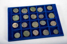 20 römischen Münzen Sesterzen, Aureus u.a., ungereinigt aus alter Sammlung.