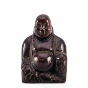 Glücksbuddha, China 20. Jh. Ebenholz, geschnitzt. H.l: 12,5 cm.