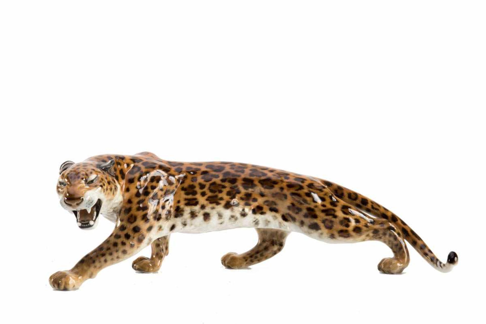 Leopard, Hutschenreuther Darstellung des Raubtieres in lauernder Position. Schwanzspitze rest.