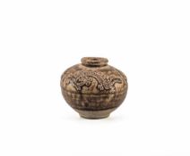 Kugelvase, China Keramik zur Hälfte mit bräunlicher Glasur reliefiert mit Drachen und Flammen.