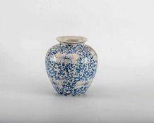 Kugelvase, um 1930 Fayence unter der Glasur blau mit bewegten Ranken und Blüten bemalt. H.: 23 cm.