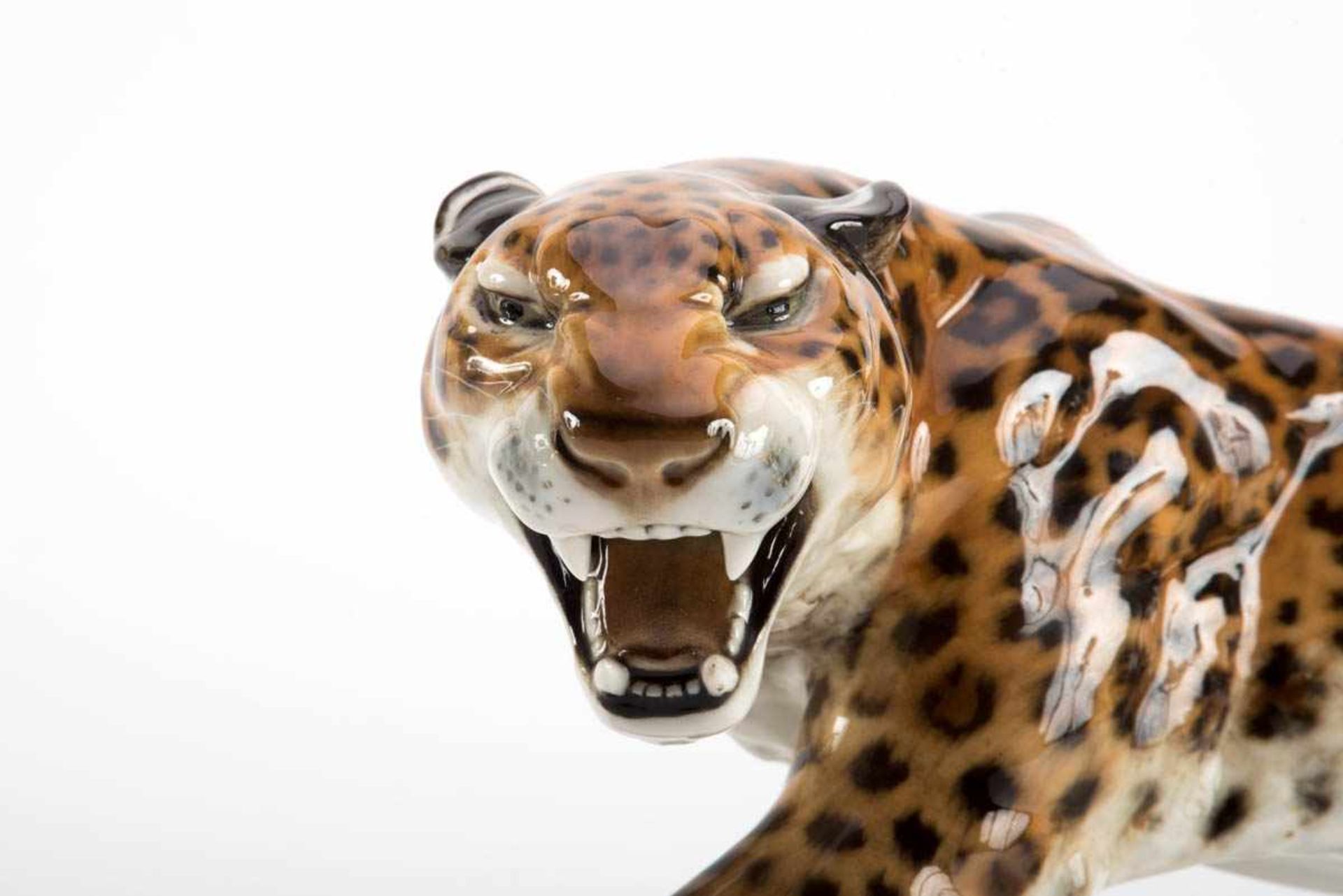Leopard, Hutschenreuther Darstellung des Raubtieres in lauernder Position. Schwanzspitze rest. - Bild 2 aus 2