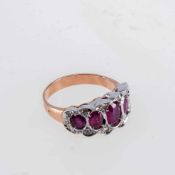 Ring mit Rubinen und Diamanten 375er Roségold, Silber. Glatte Ringschiene, querovaler Ringkopf