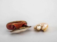 2 Muscheldosen, um 1900 Muschelkorpus mit Messingmontierung, eine ovale und eine Dose in