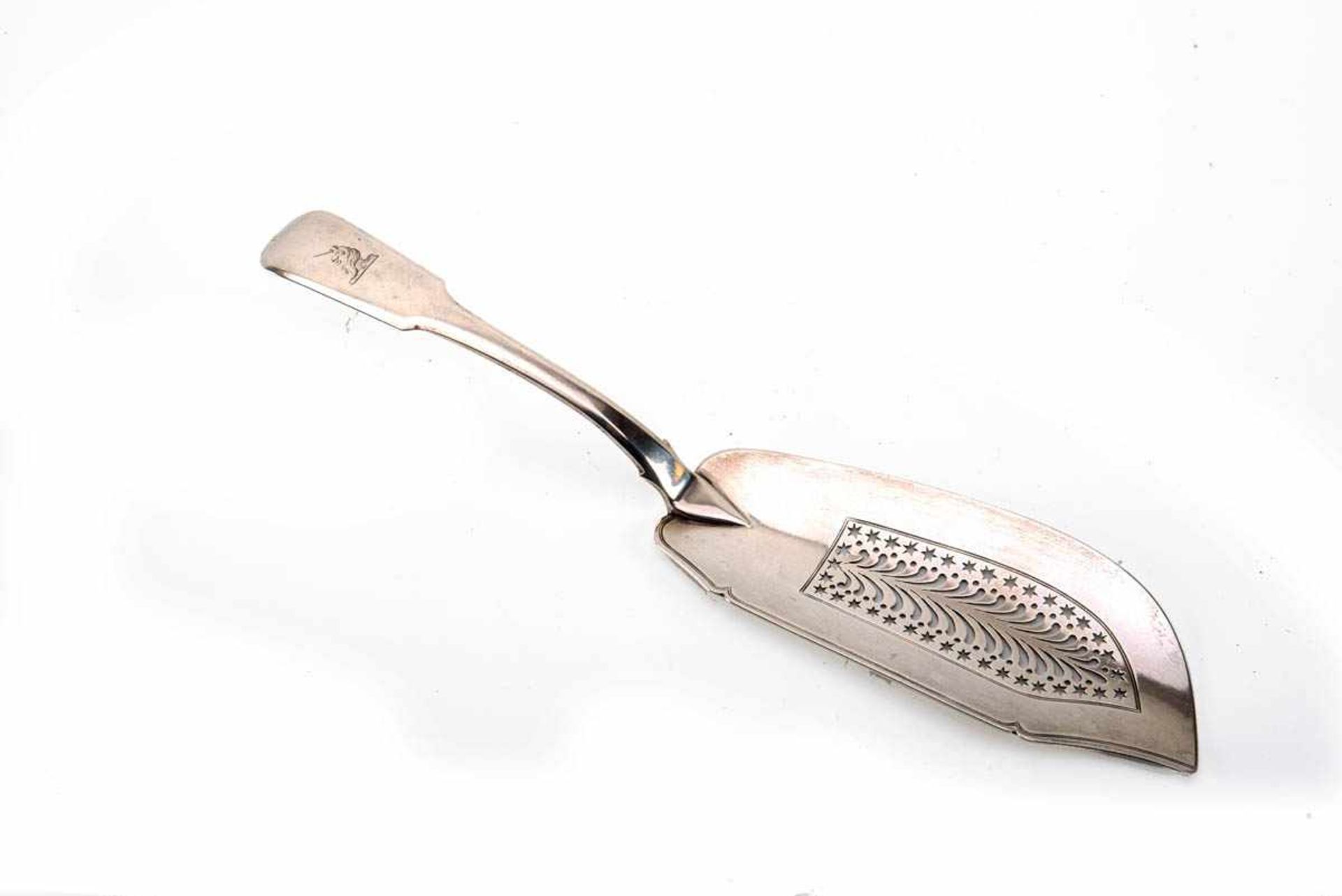 Fischheber, London 1822 Sterling-Silber. Flache asymmetrische durchbrochene Laffe, Griff