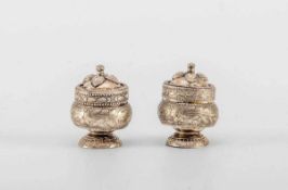 Paar Miniaturdöschen, um 1900 Versilbert. Runder Fuß, gebauchter floral reliefierter Korpus,