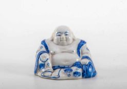 Glücksbuddha, China 20.Jh. Porzellan unter der Glasur blau bemalt. H.: 10 cm.