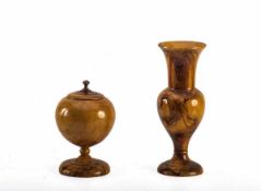 Ziervase und Deckeltopf Nußwurzelholz, gedrechselt. Runder Fuß, Vase mit balusterförmigem Korpus,