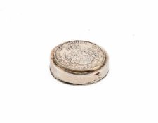 Pillendose mit Silbermünze Runder flache Form mit eingelassener Silbermünze, Standunterseite,