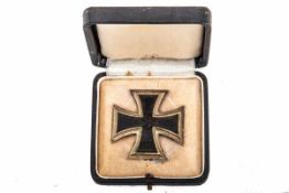 Eisernes Kreuz I. Klasse 1939 Herst. 3 im Kasten. Orig. Etui mit EK Deckelaufdruck.