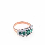 Smaragd-Diamantring 375er ct. Roségold, Silber. Glatte Ringschiene, Querovaler Ringkopf besetzt