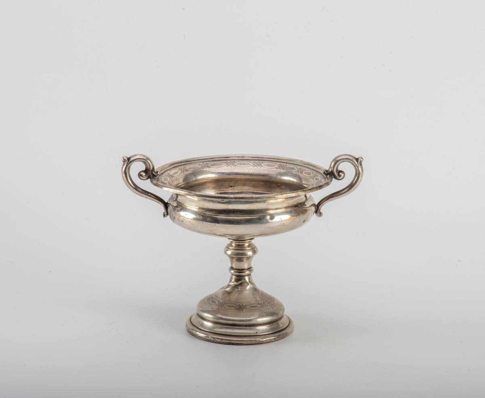 Tazza, Biedermeier um 1860 12-lötiges Silber. Runder glockenförmiger Fuß, umlaufend mit Bogen-