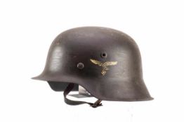 Stahlhelm, Luftwaffe II. WK Helm mit Abzeichen, Innenfutter und Kinnriemen.