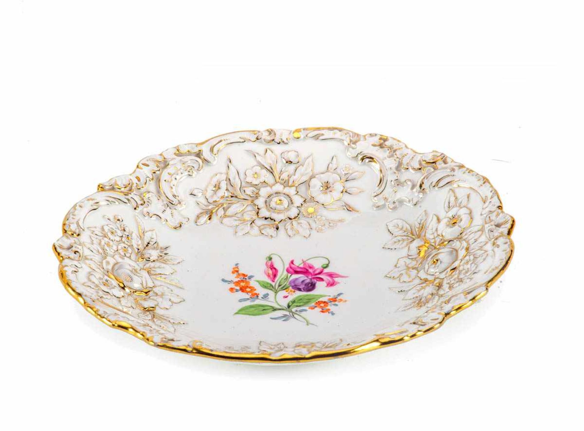 Zierschale mit Blume I, Meissen Runde flachgemuldete Form mit reliefierten Blütenbuketts mit