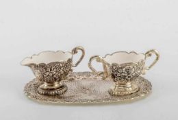 3-teilig. Rahmservice, um 1900 Metall versilbert. Bestehend aus ovalem Tablett, Zuckerschale und