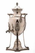 Samovar, Frankreich 20. Jh. 950er Silber. Quadratische vierpassig eingezogenen Plinthe in der