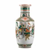 Ziervase, China um 1900 Porzellan polychrom mit Darstellungen von Kriegern bemalt. Schuler mit