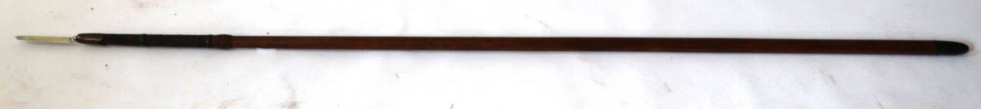Kriegs-Yari, Japan Edo-Zeit 19. Jh. Pfeilförmige zweischneidige Klinge. Langer Holzgriff. - Bild 3 aus 3
