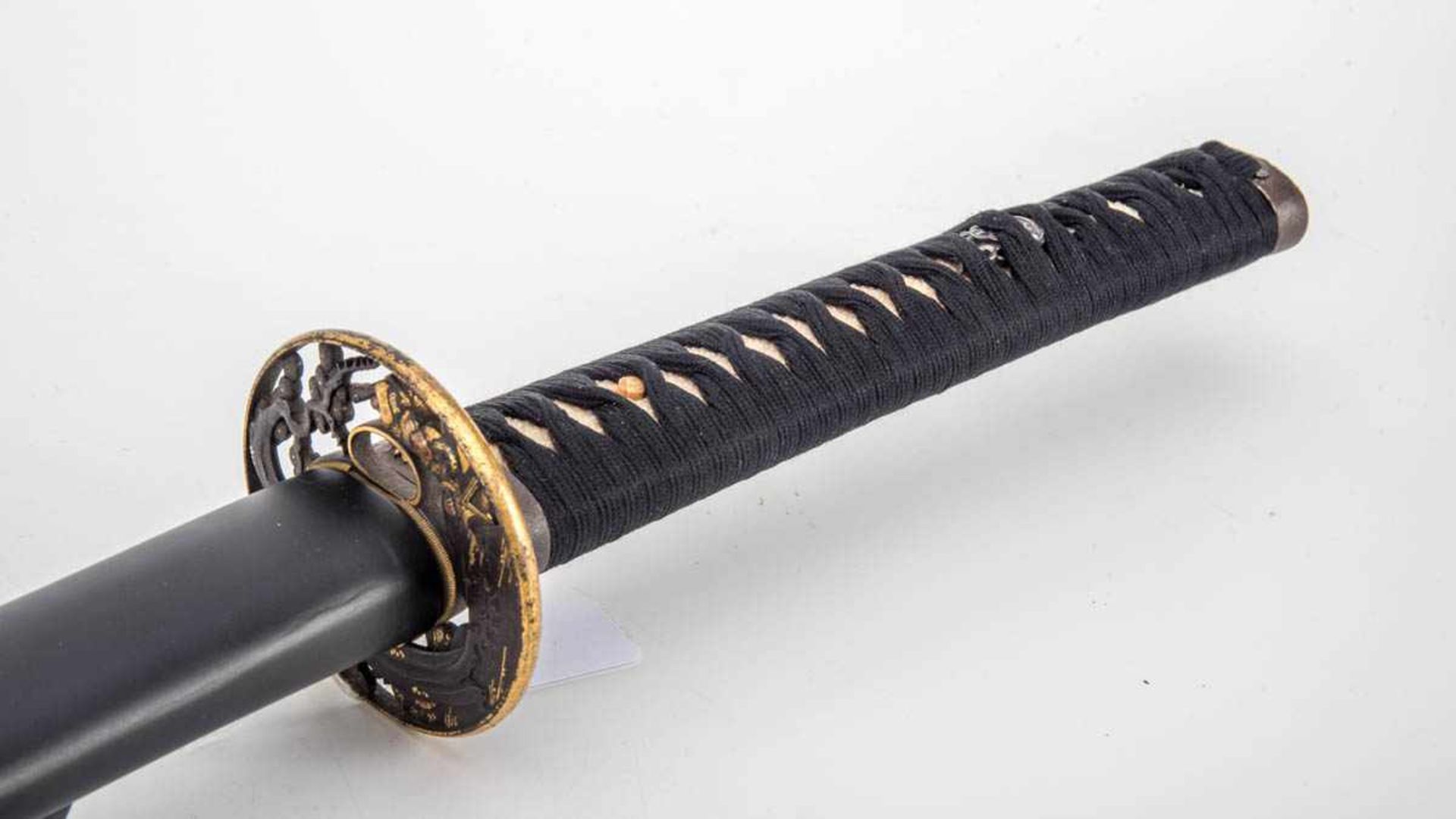 Katana, Japan 19. Jh. Gegratete Rückenklinge, mit Gold touchierter Tsuba, durchbrochen mit Krieger - Bild 2 aus 5