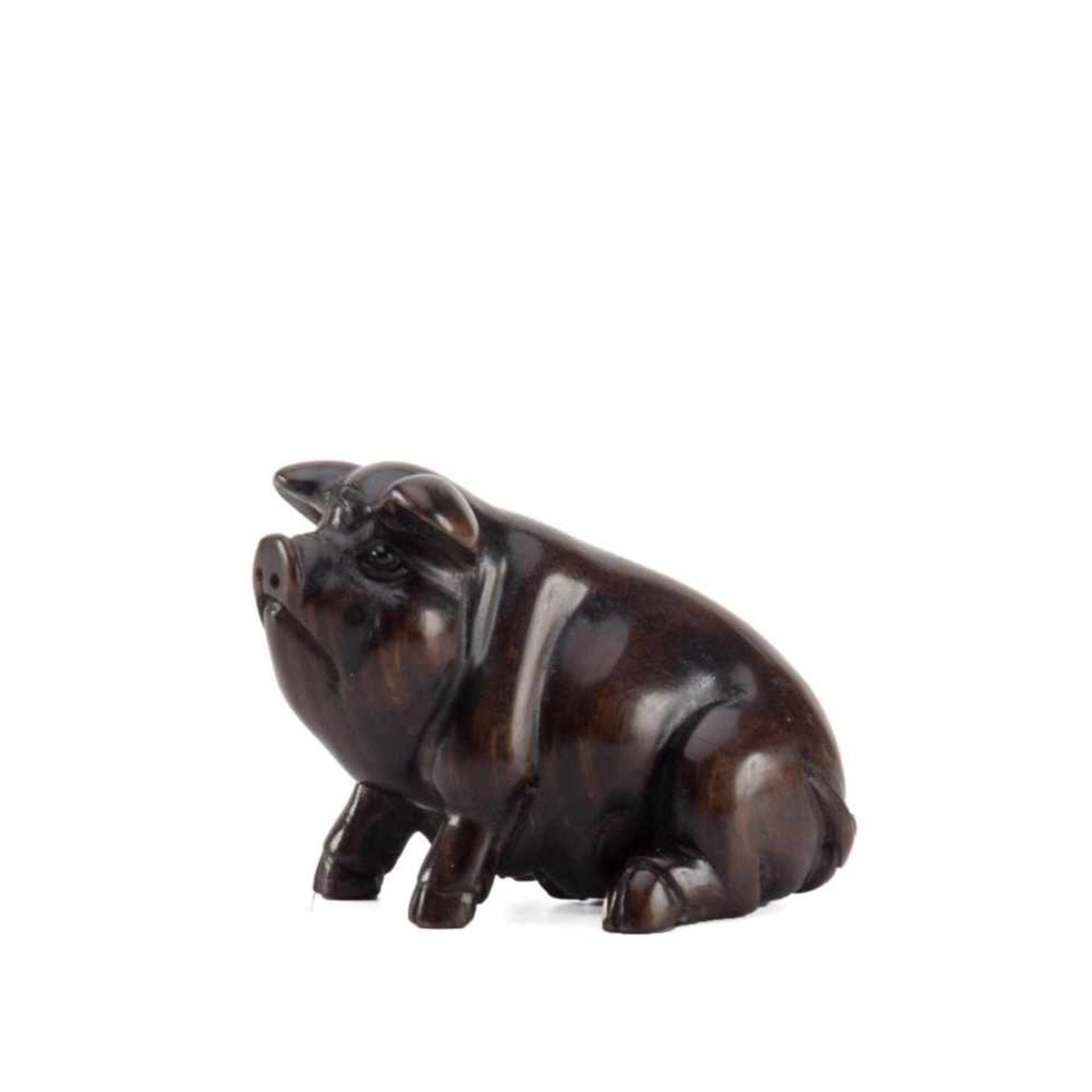 Netsuke, Japan Buchsbaum geschnitzt. Figur eines sitzenden Hängebauchschweines. Sign. Br.: 5,5 cm.