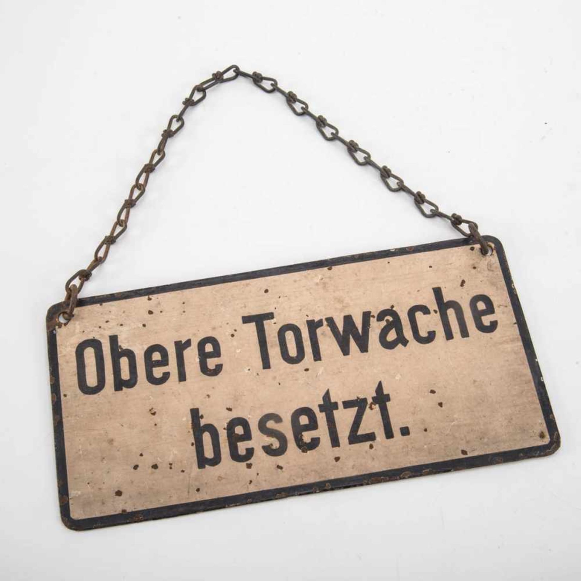 Schild "Obere Torwache besetzt" Wehrmacht Metall , schwarze Schrift auf weißem Fond, H.: 12 cm, Br.