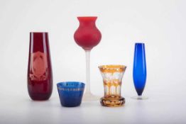 Konvolut verschiedener Vasen Diverse Formen, z.T. rubinrote und blaue Einfärbungen, Pokalvase mit