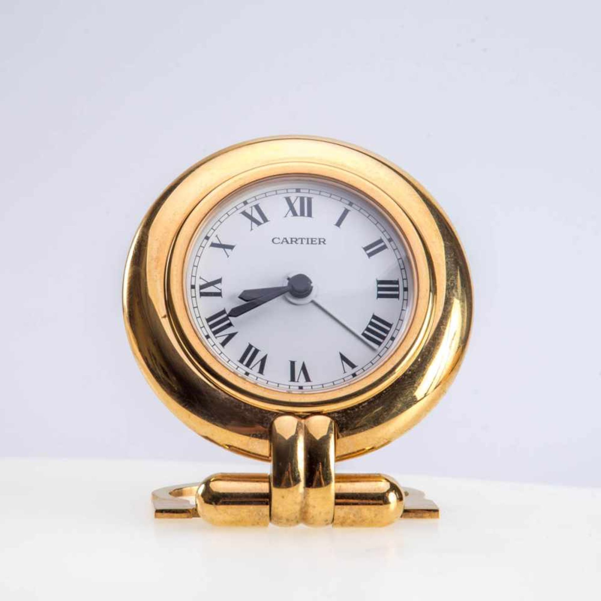 Tischuhr, Cartier Metall, vergoldet. Rundes Uhrengehäuse mit weißem Emailzifferblatt mit schwarzen - Bild 4 aus 4