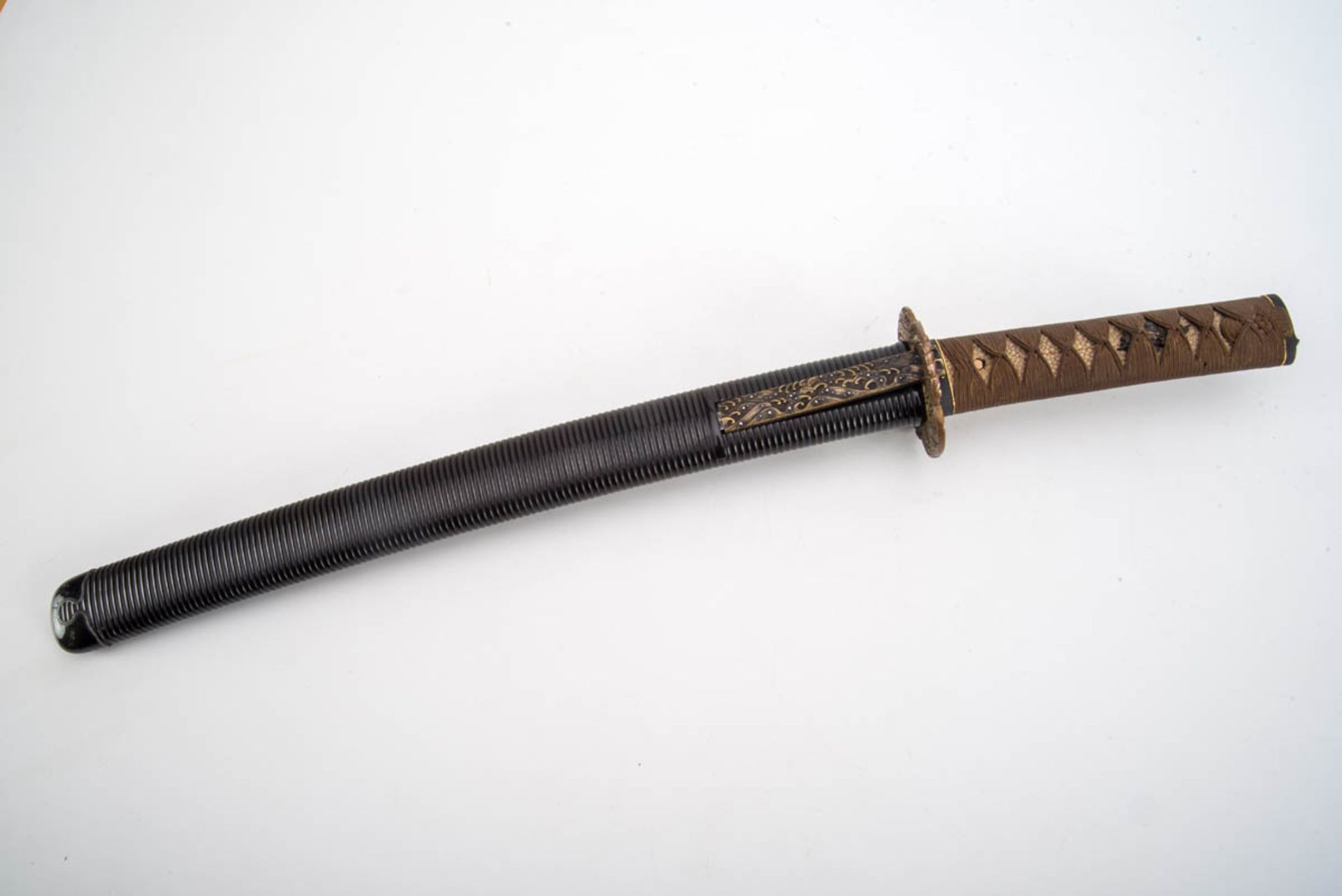 Wakizashi, Japan 19. Jh. Mit Koshirre und Tsuba mit Wellen und Wolken reliefiert. Gegratete