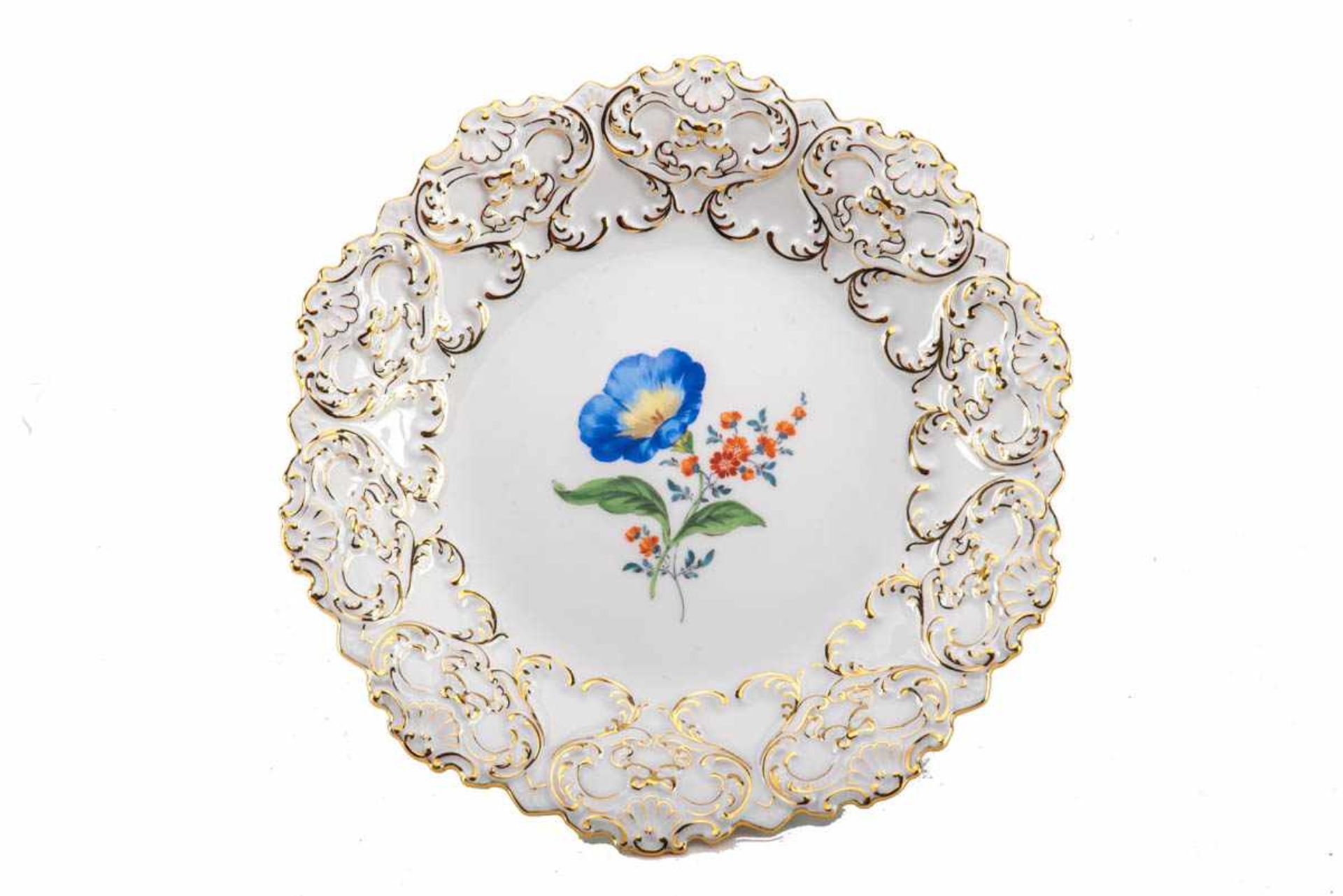 Gebäckteller, Meissen Polychrom mit Blume I bemalt, Fahne mit gold konturiertem Reliefdekor.