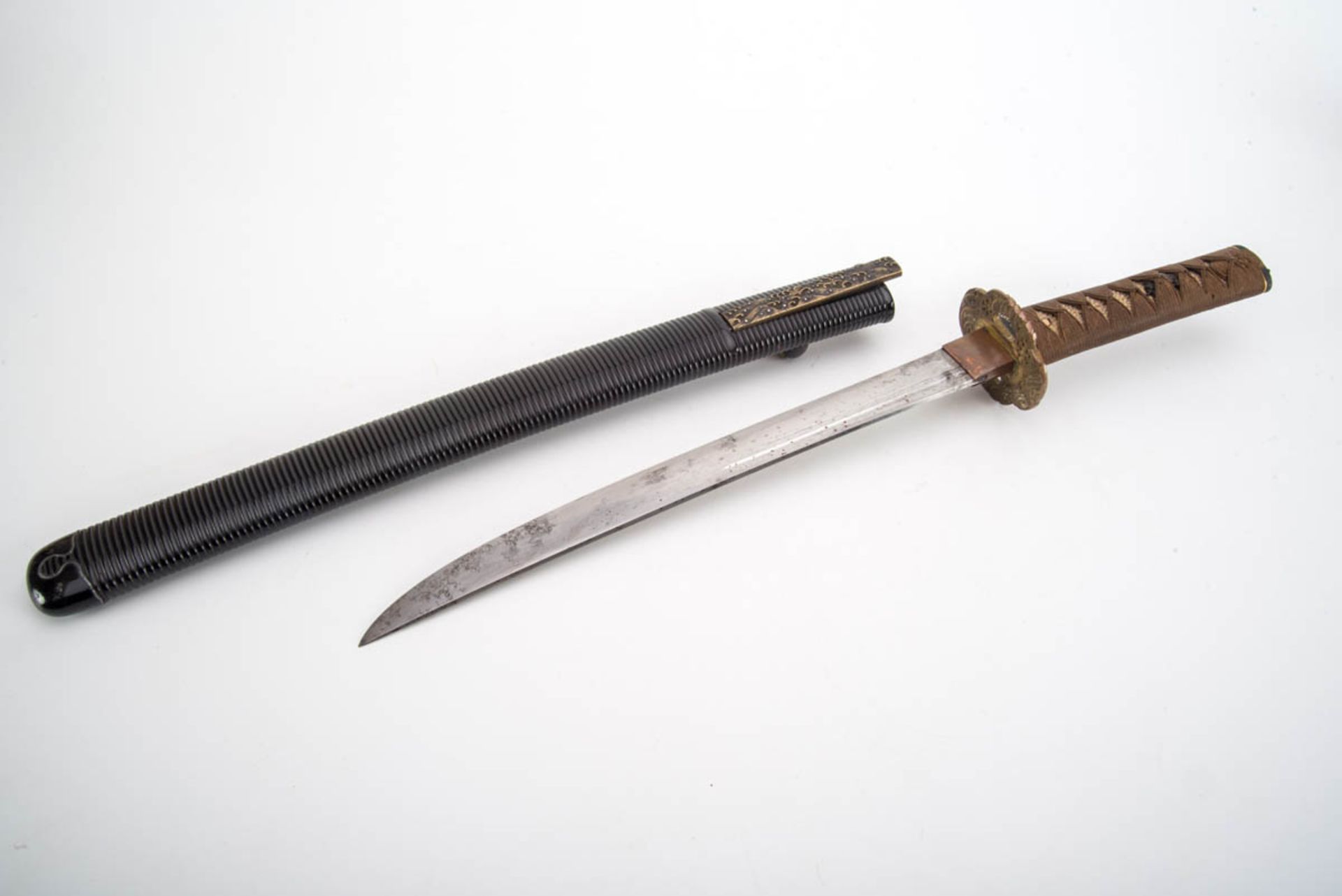 Wakizashi, Japan 19. Jh. Mit Koshirre und Tsuba mit Wellen und Wolken reliefiert. Gegratete - Bild 2 aus 4