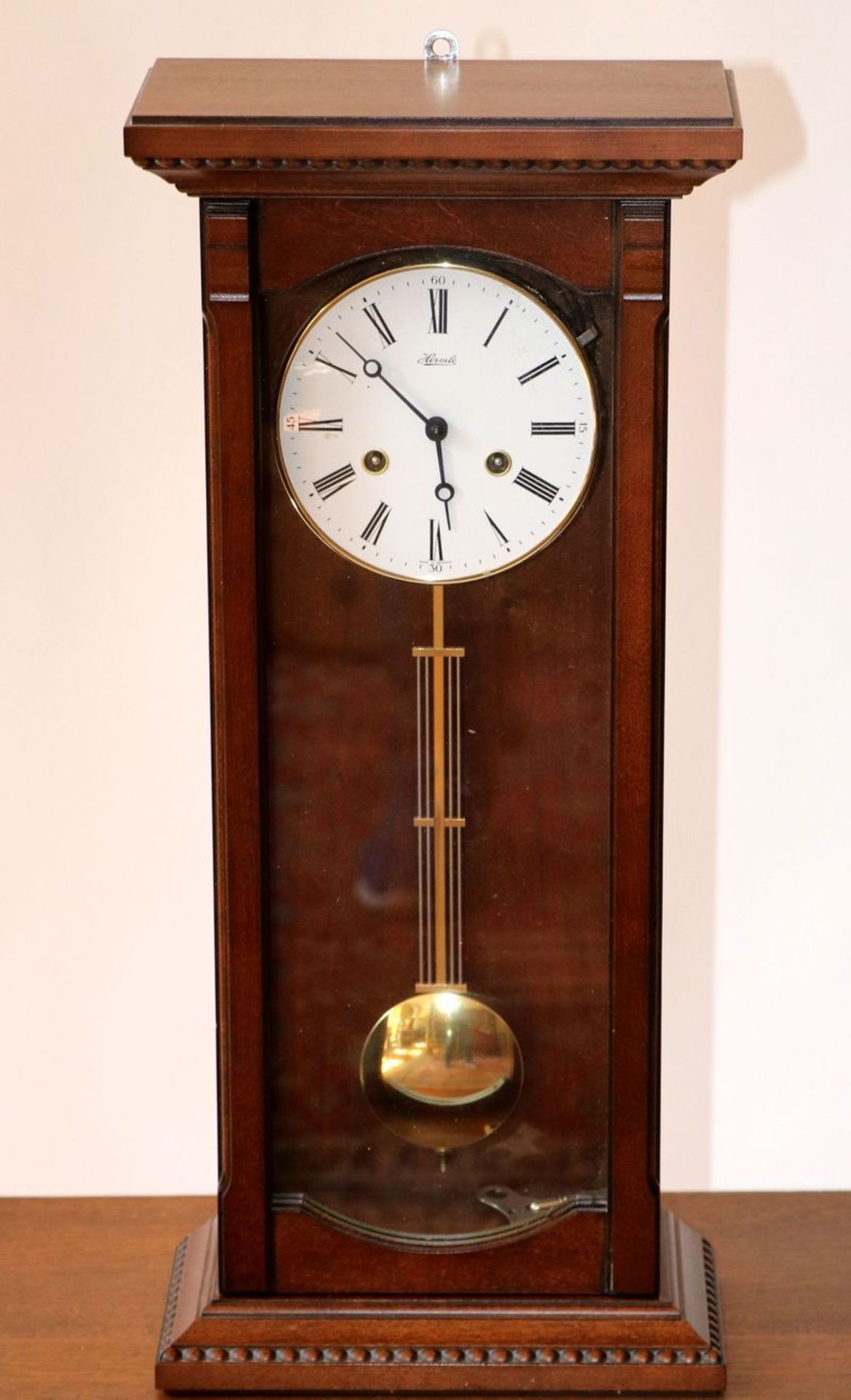 Wanduhr, Hermle um 1920 Nußaum. Hochrechtiger Uhrenkasten, verglast. Gerader Giebel mit