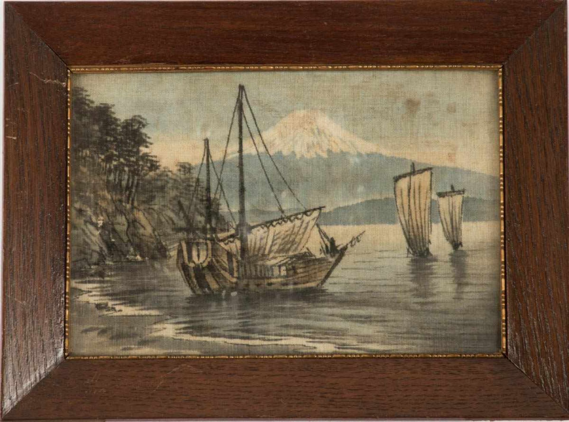 Japan 19. Jh. Seelandschaft mit Booten in der Ferne ein Vulkan. Kohle und Aquarell auf Seide. 18 x