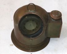 Kreiselkompass Messing Gehäuse, seitlich Petroleumlampe. H.: 23 cm.