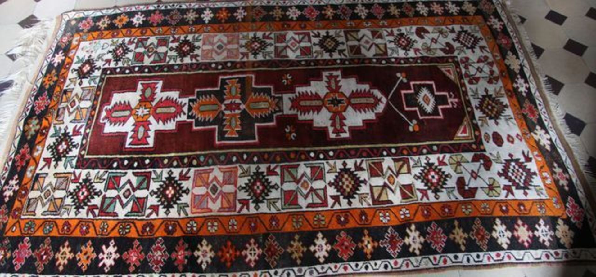 Milas- Teppich Kette und Schuß Baumwolle, Flor Wolle. Mit geometrischen und floralen Motiven