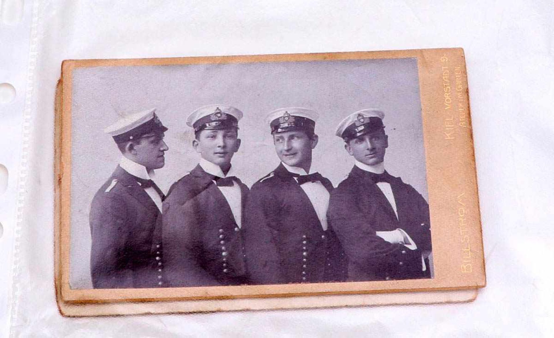 Marinenachlass des Korvettenkapitäns W. Plange 1. 3 Fotos; Zur freundlichen Erinnerung an Land - Bild 3 aus 17