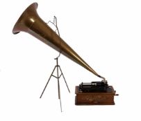 Edison Home Phonograph, New York um 1880 Rechteckiger Kasten mit gewölbter Haube aus Eichenholz.