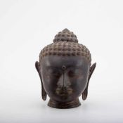 Buddha-Kopf, China Bronze, dunkelgrau patiniert.. H.: 32 cm.