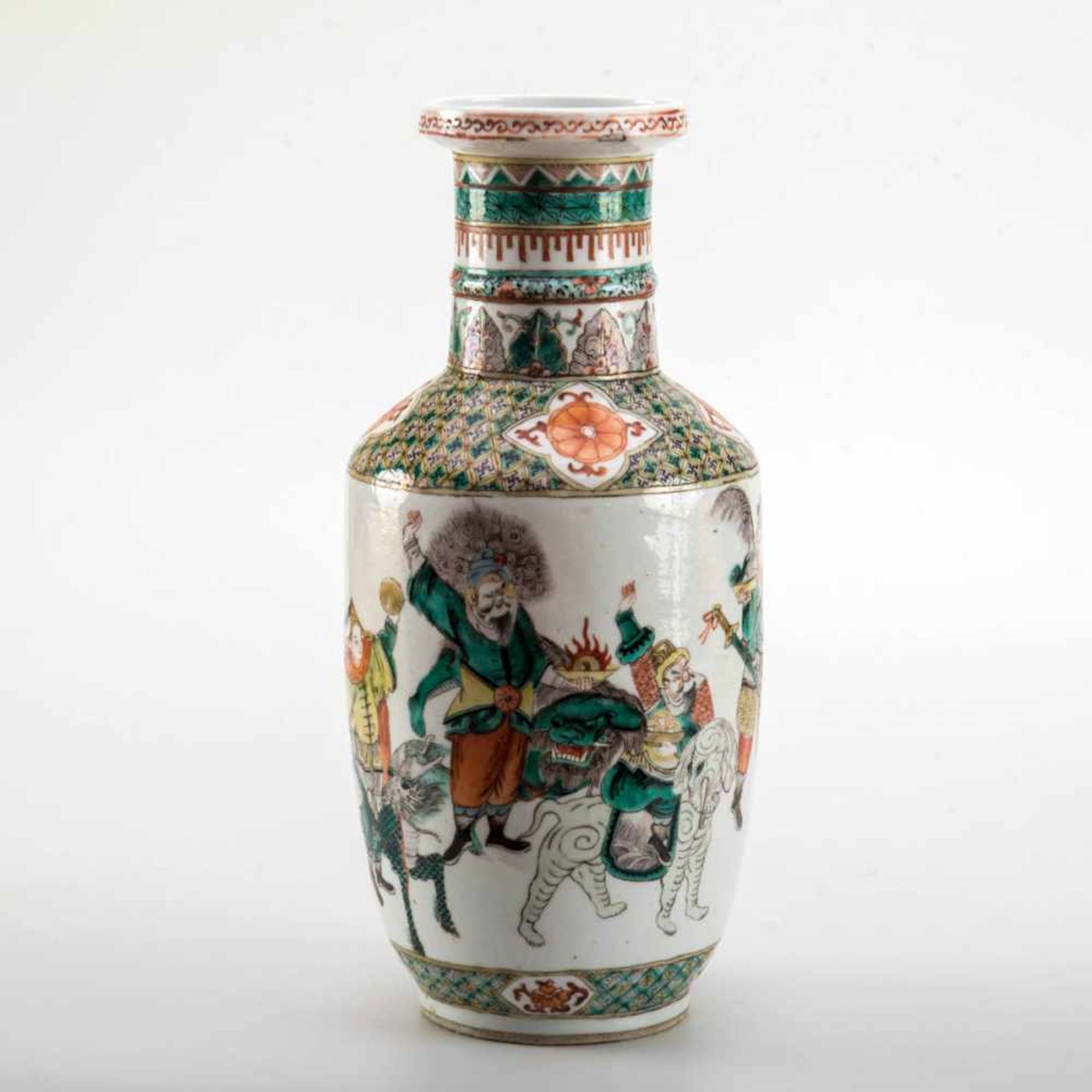 Ziervase, China um 1900 Porzellan polychrom mit Darstellungen von Kriegern bemalt. Schuler mit - Image 2 of 2