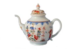 Milchglas-Teekanne mit Chinoiserien um 1740 (Blumen und rauchende Chinesen), Thüringen, um 1740,